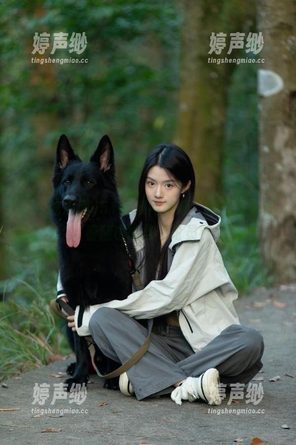 51吃瓜网视频，在沙发上光着腿也能当评论员！