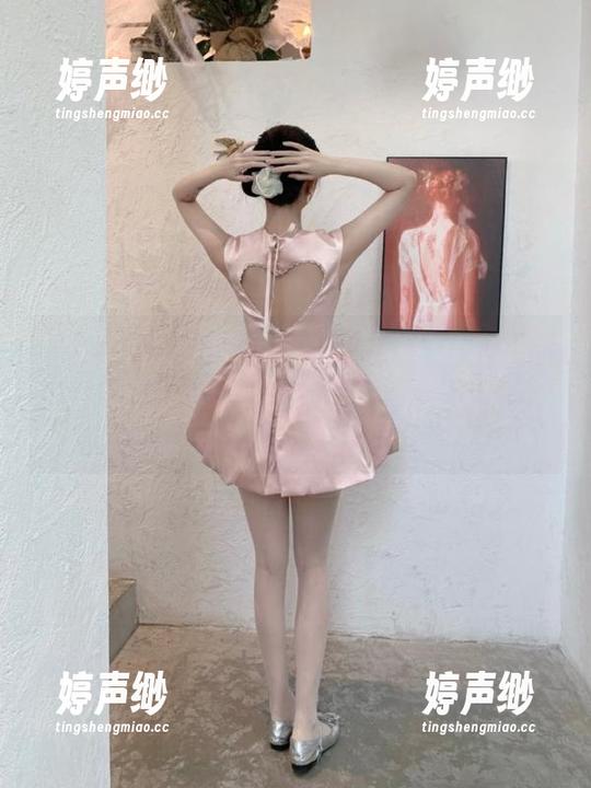 首页发现zztt10.ccm的黑料动漫，像极了上课时偷偷看的画风，忐忑而又兴奋。