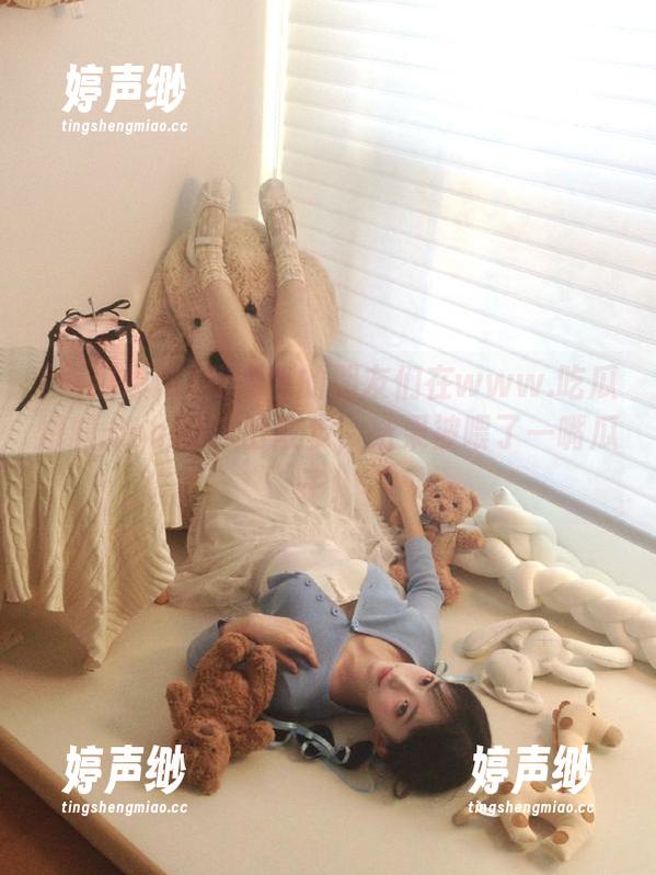 我和我的朋友们在www.吃瓜爆料.com的瓜田散步，结果被喂了一嘴瓜子！