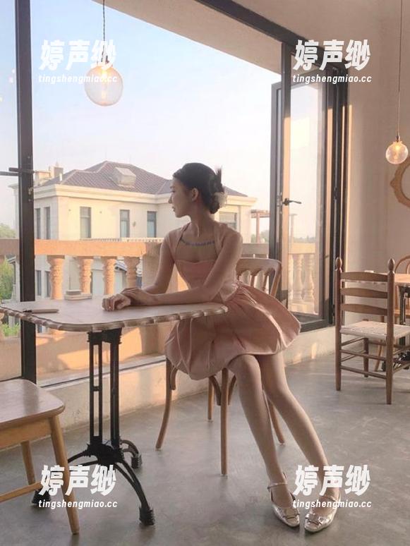 我爱吃瓜51 我爱吃瓜51:观看不已,连吃瓜的姿势都能做到新高度